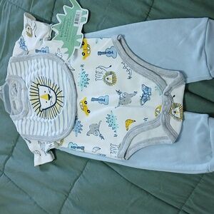 Nwt 6-9 month 3 piece set